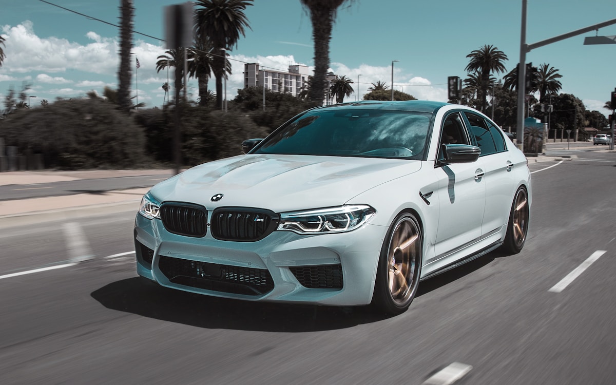 Danh gia BMW 320i M Sport 2025: Hieu suat vuot troi - Gia 2,699 tỷ VND
